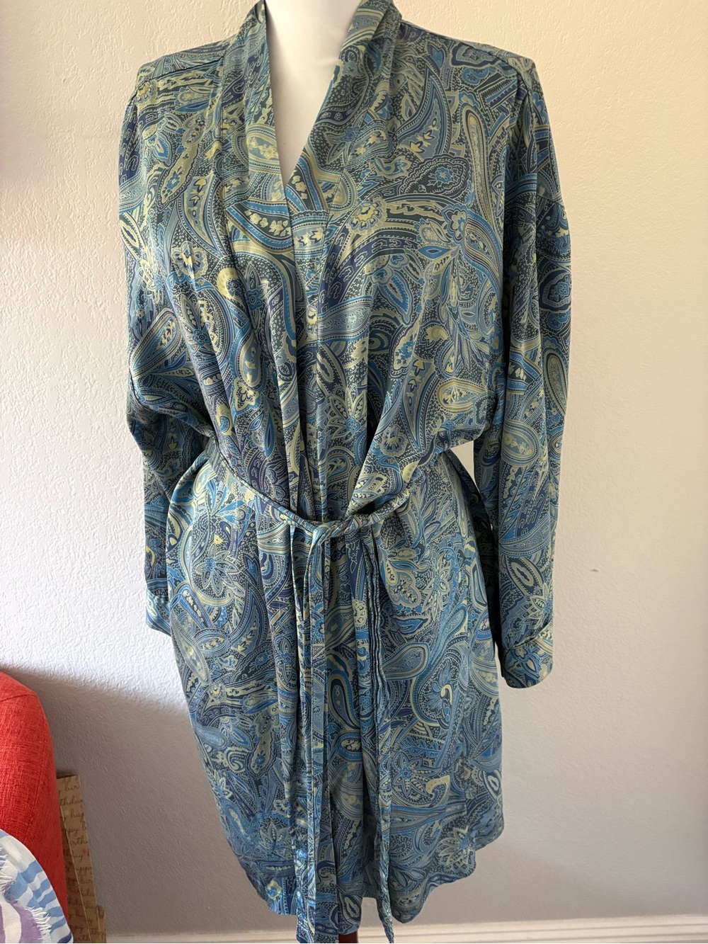 Victoria’s Secret blue paisley robe size S 100% silk